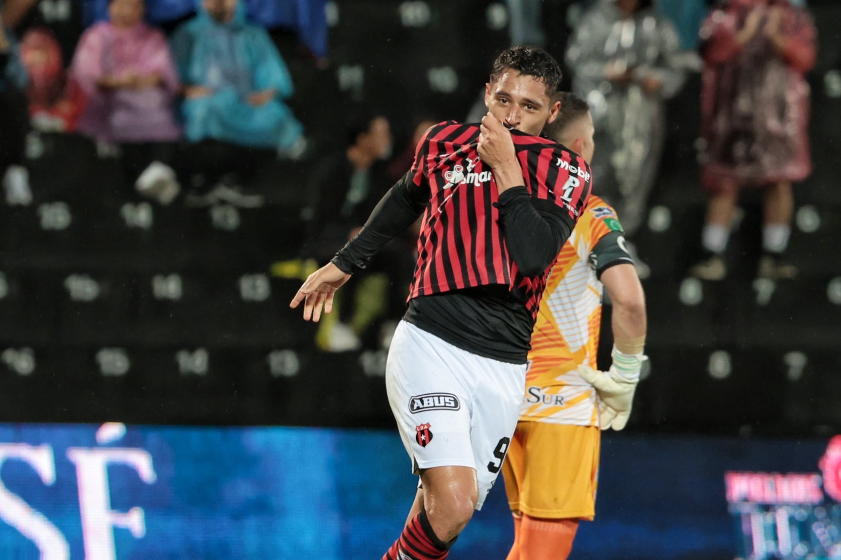 26/10/2025/ Juego entre Liga Deportiva Alajuelense vs Perez Zeledón por la jornada 14 del torneo apertura de la Liga Promerica en el estadio Alejandro Morera Soto / foto John Durán