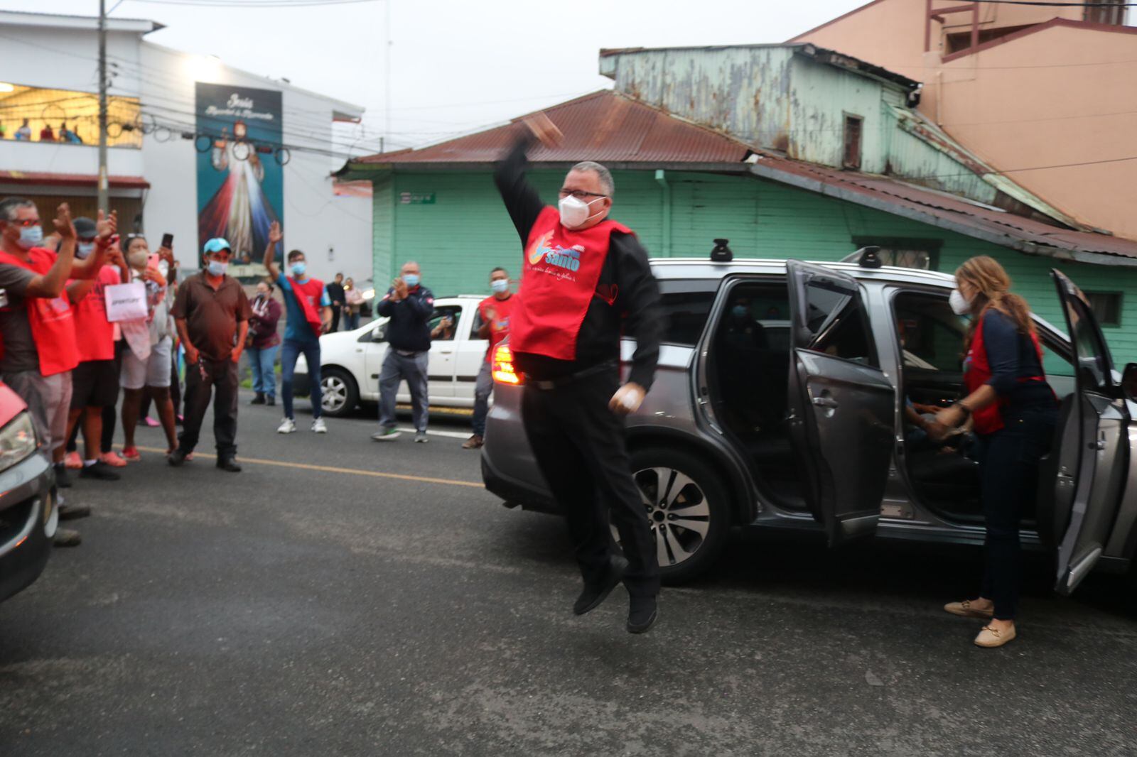 A eso de las 5:15 de la tarde del jueves 8 de setiembre el padre Sergio Valverde llegó al edificio central de la Asociación Obras del Espíritu Santo. Se bajó de un carro y pegó tremendos brincos de felicidad porque le dieron la salida después de dos días internado con covid-19