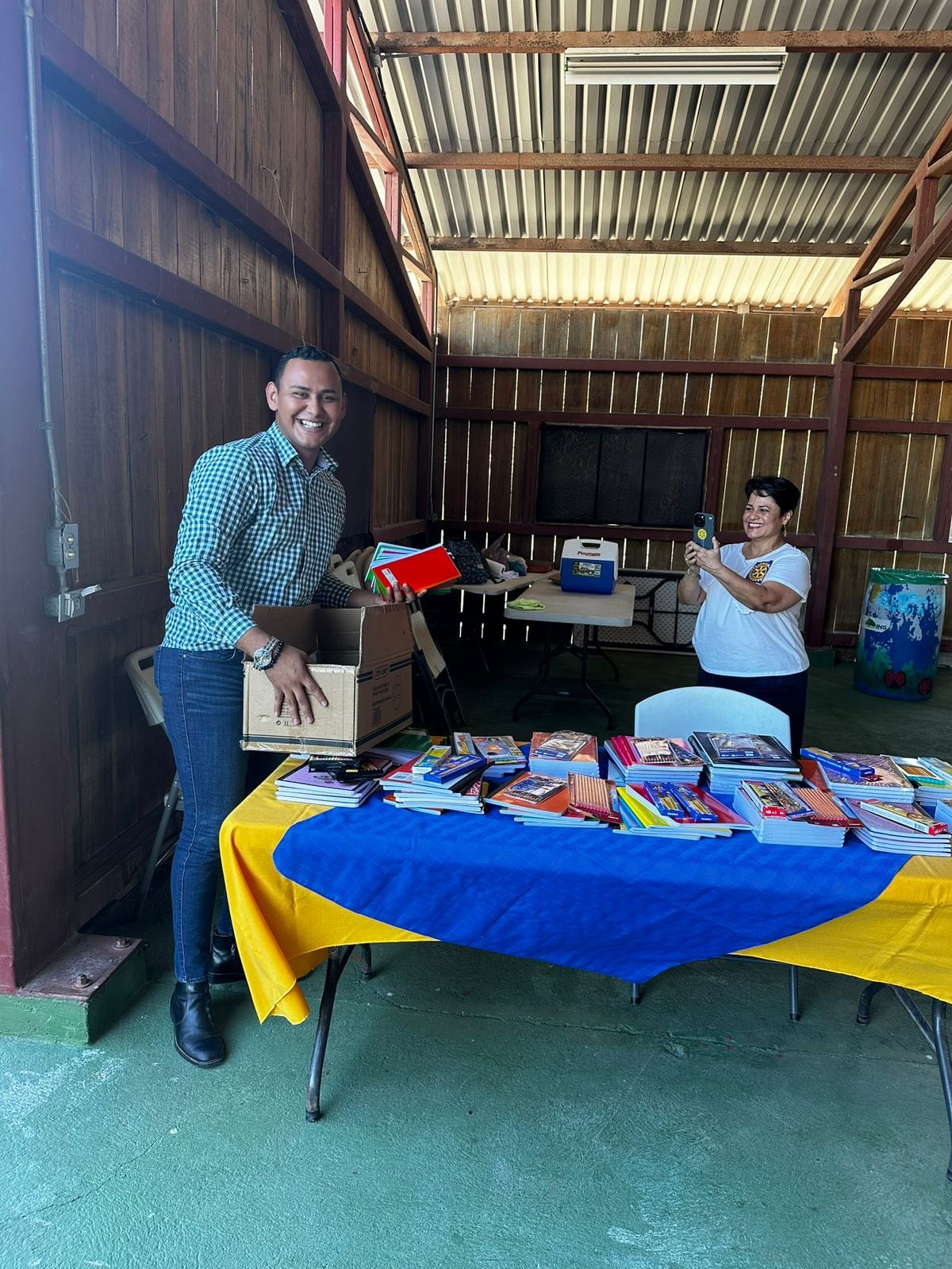 Wilson Contreras hace de todo para mantener vivas las tradiciones en su pueblo.