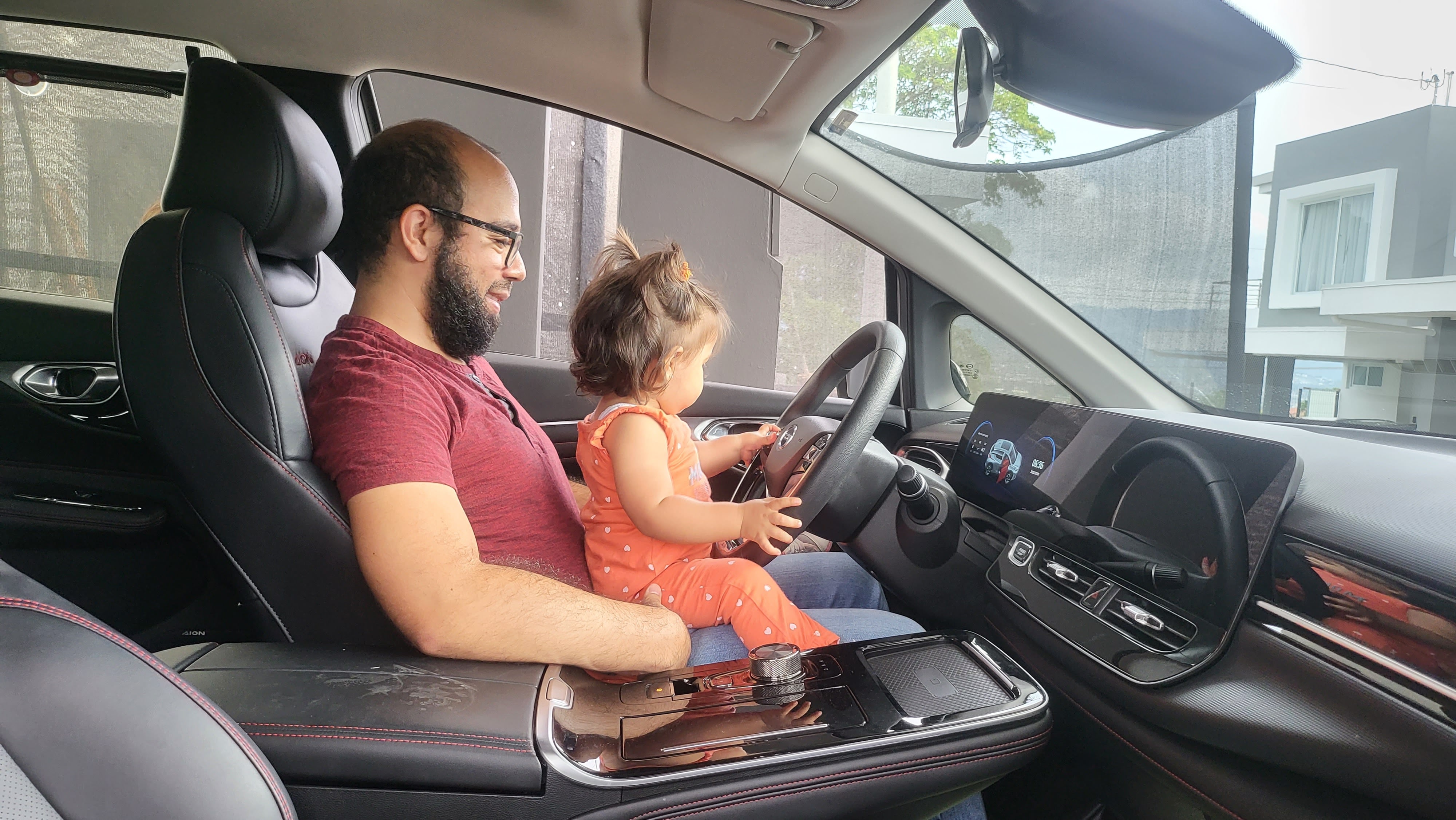 Aurora Murillo Hidalgo, tiene añito y medio, sus papás le regalaron un carrito eléctrico y no conocerá una gasolinera. En la foto, la mamá, Kristel Hidalgo y el papá, Oscar Murillo
