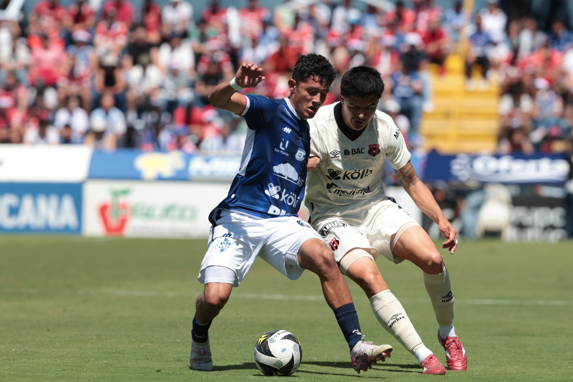 30/11/2025/ Juego entre Club Sport Cartagines vs Liga Deportiva Alajuelense por la fecha 17 del torneo apertura de l Liga Promerica en el estadio Fello Meza / foto John Durán