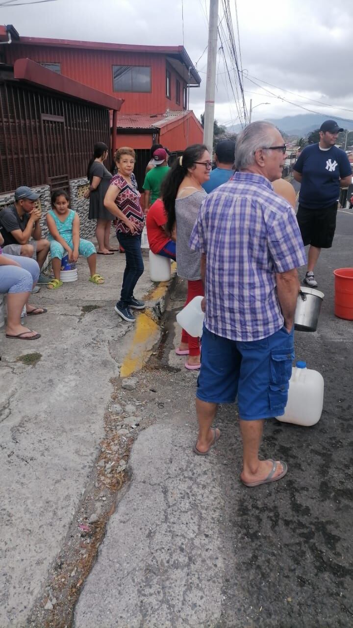 Los vecinos de Los Hatillos, según nos aseguran, están viviendo una de las peores sequías de su vida, incluso consideran que no hay ninguna diferencia entre ellos y el desierto del Sahara por la enorme falta de agua que deben sobrevivir todos los días