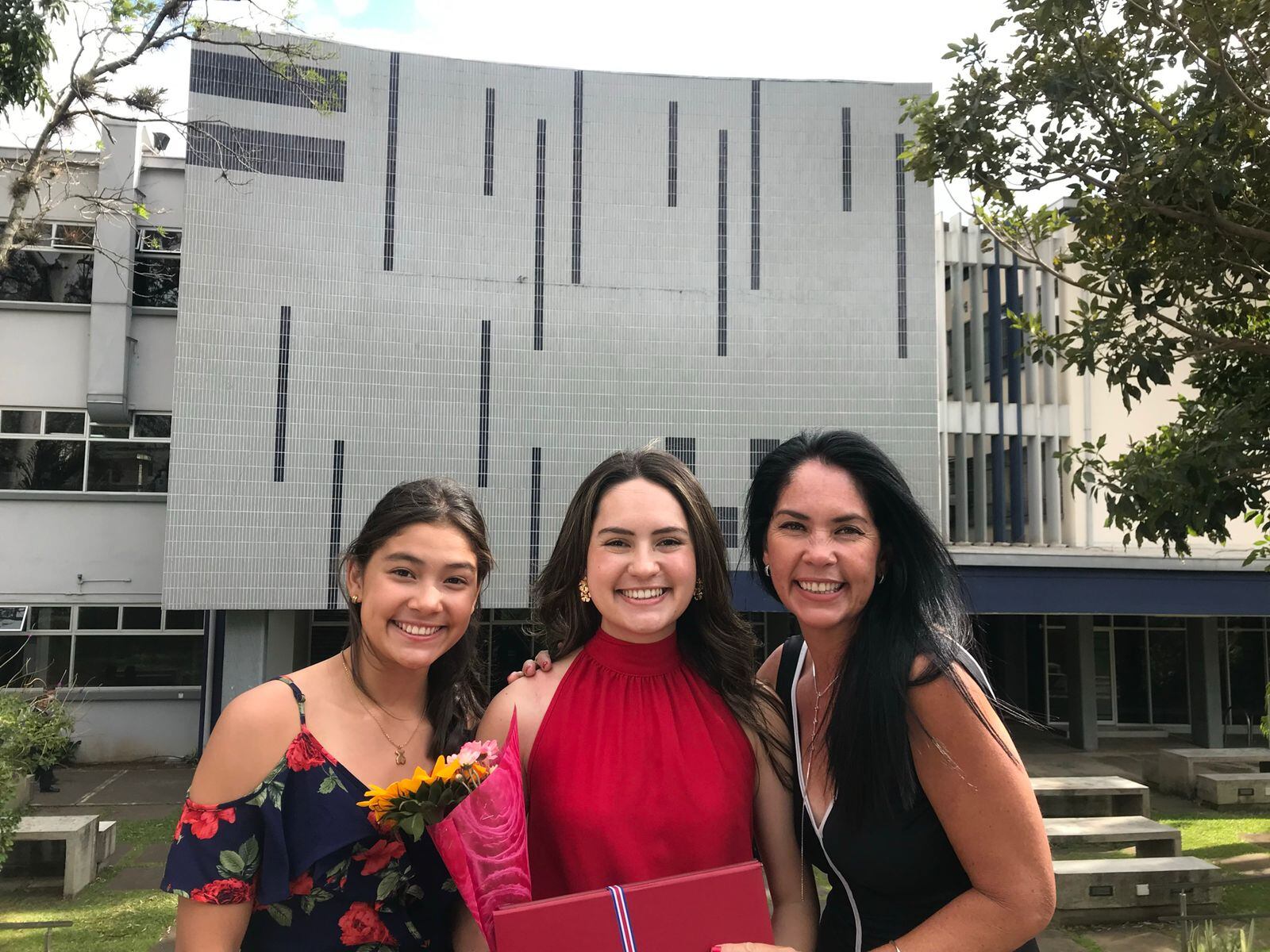 La doctora Génesis Soto Chaves, quien con 25 años ya es médica general graduada de la Escuela de Medicina de la Universidad de Costa Rica. En la foto con su hermana Génesis y su mamá, doña Gabriela Chaves.