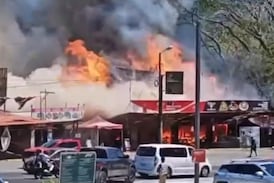 Desesperación en Garabito fuerte incendio arrasa con restaurante y amenaza otros locales