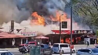 Desesperación en Garabito fuerte incendio arrasa con restaurante y amenaza otros locales