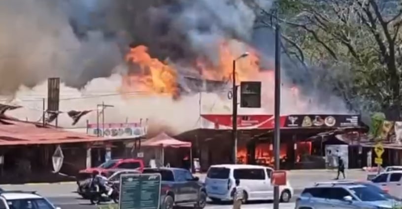 Incendio consume restaurante en Tárcoles