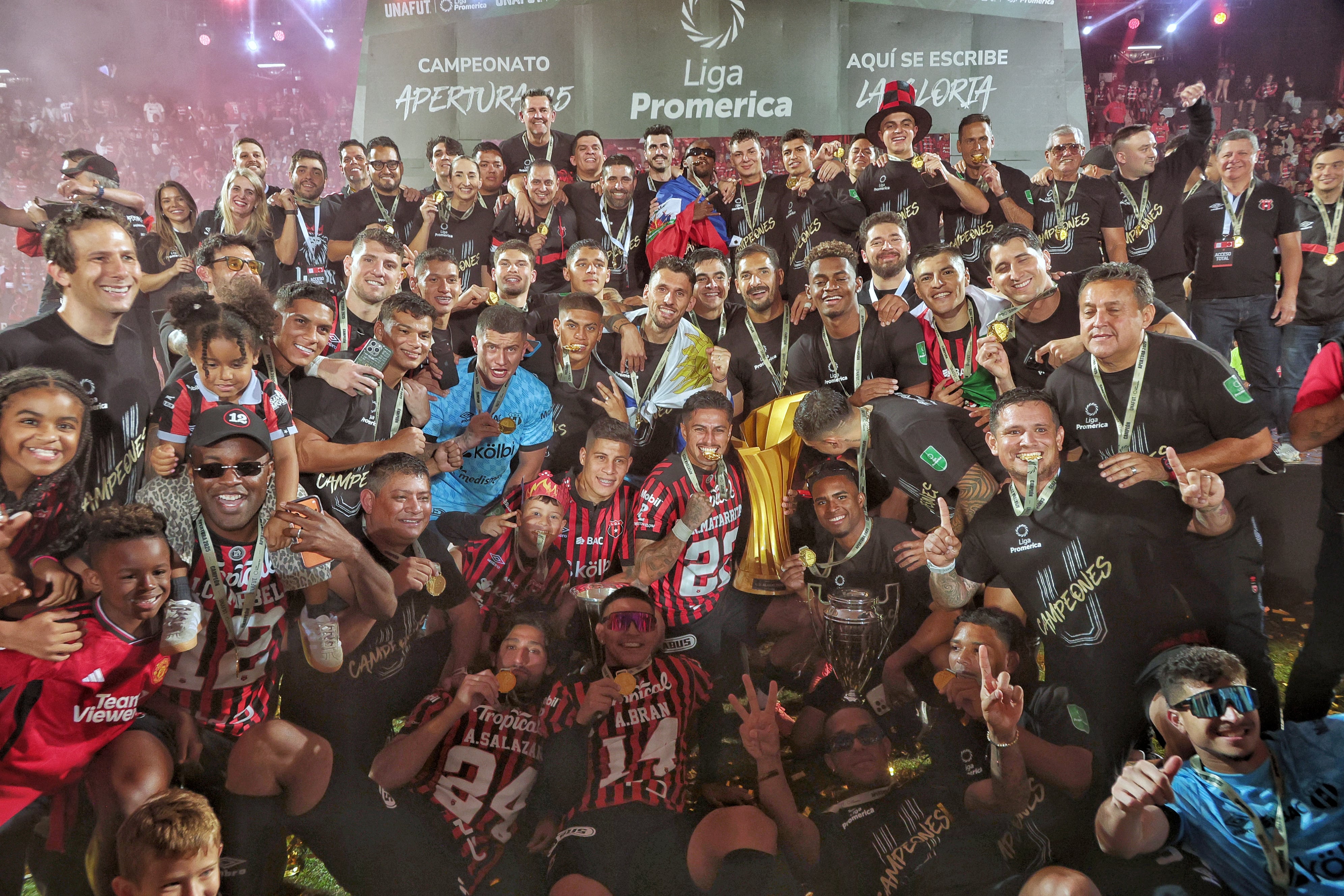 20/12/2025/ partido de ida entre Liga Deportiva Alajuelense vs Saprissa por el partido de vuelta de la final del Torneo apertura de la Liga Promerica 2025 en el estadio Alejandro Morera Soto / foto John Durán