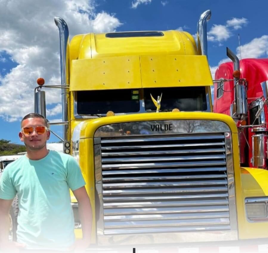 Jonathan Armando González Segura cumplió 19 años el lunes 21 de octubre del 2024, falleció tres días después al estrellarse e incendiarse el tráiler que manejaba en la ruta 32. Foto: Tomada de redes sociales