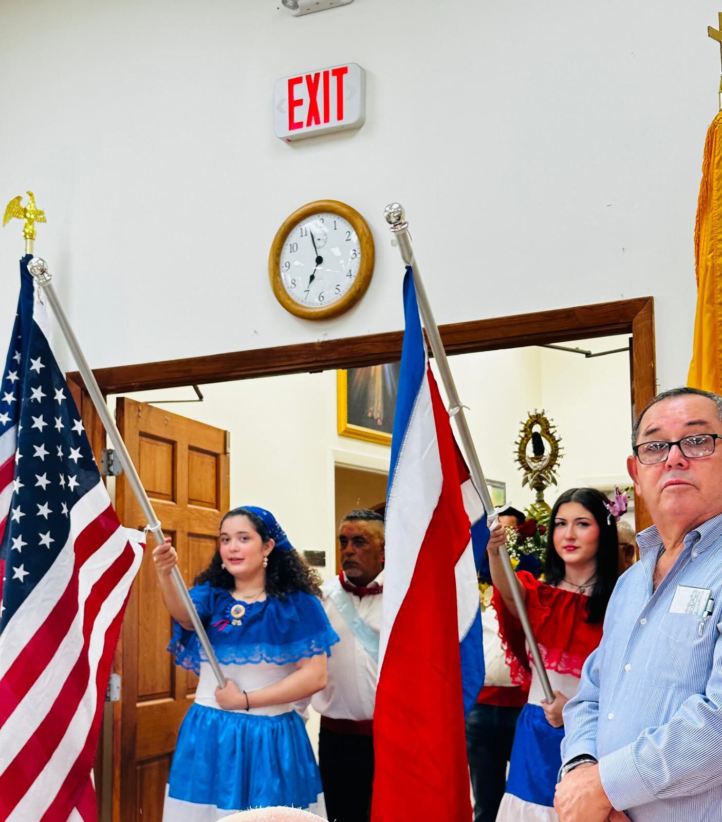 A 2.200 kilómetros de la Basílica de los Ángeles, una parejita tica en Miami se ha encargado de que la Negrita no esté sola. 
Carlos Hernández, de Guadalupe, y Guiselle Villalobos, de Moravia, son esposos desde hace 24 años, padres de Arianna y Karla, y devotos sin medida de la virgencita de los Ángeles.
Desde el 2009 organizan en su parroquia Cristo Rey una misa especial para honrar a la Patrona de Costa Rica, acompañada de bailes típicos, comidas ticas y hasta la giganta y el gigante.