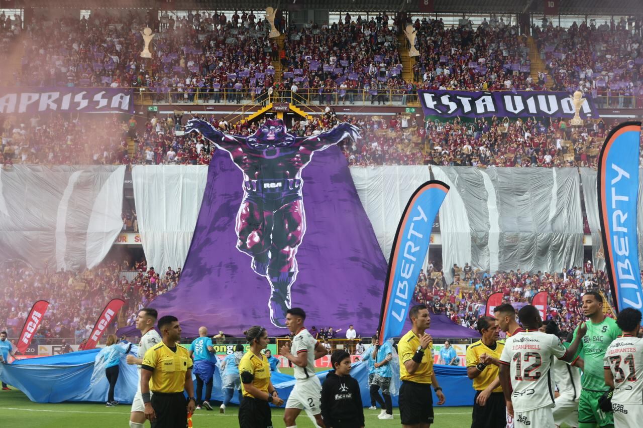 Los Saprissistas son muy orgullosos de su gen morado y se lo hicieron saber a la Liga. Foto: Rafael Pacheco.