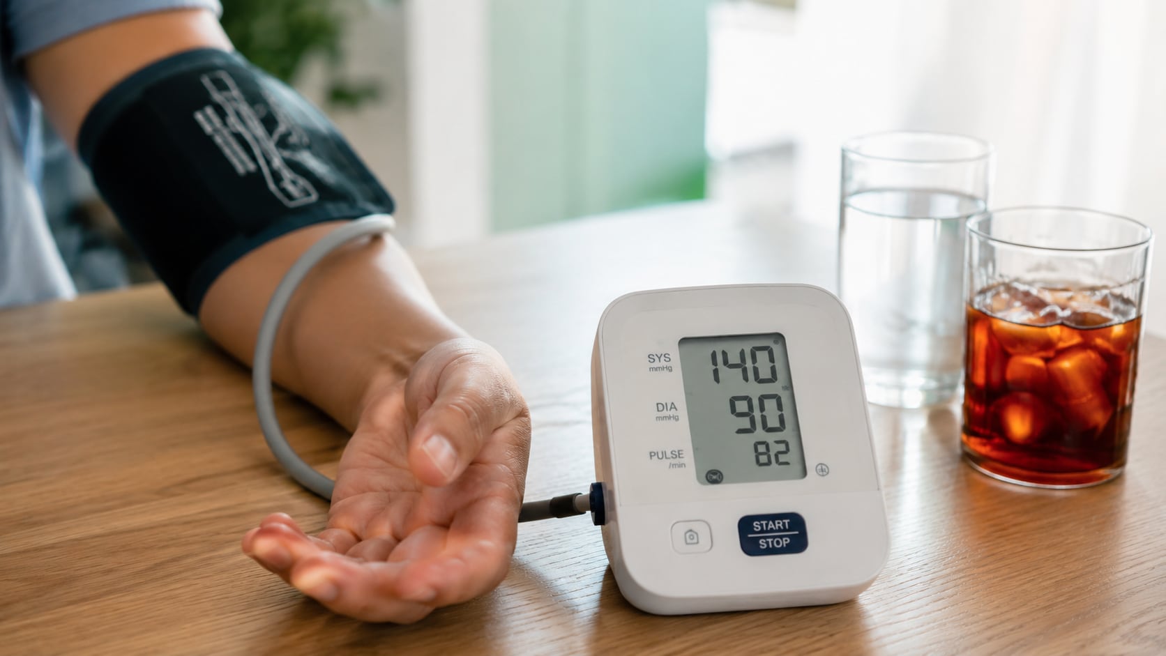Descubra cuáles bebidas pueden elevar la presión arterial y aumentar el riesgo cardiovascular. Alcohol, cafeína y bebidas azucaradas requieren especial atención en personas con hipertensión.