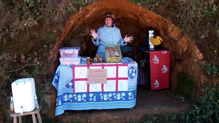 Doña Julia Godínez Guzmán y su esposo José Monge Corella, viven en la puritica entrada al pueblo Santa Clara, en Tobosi de El Guarco de Cartago en donde tienen su negocio que se llama La Cuevita