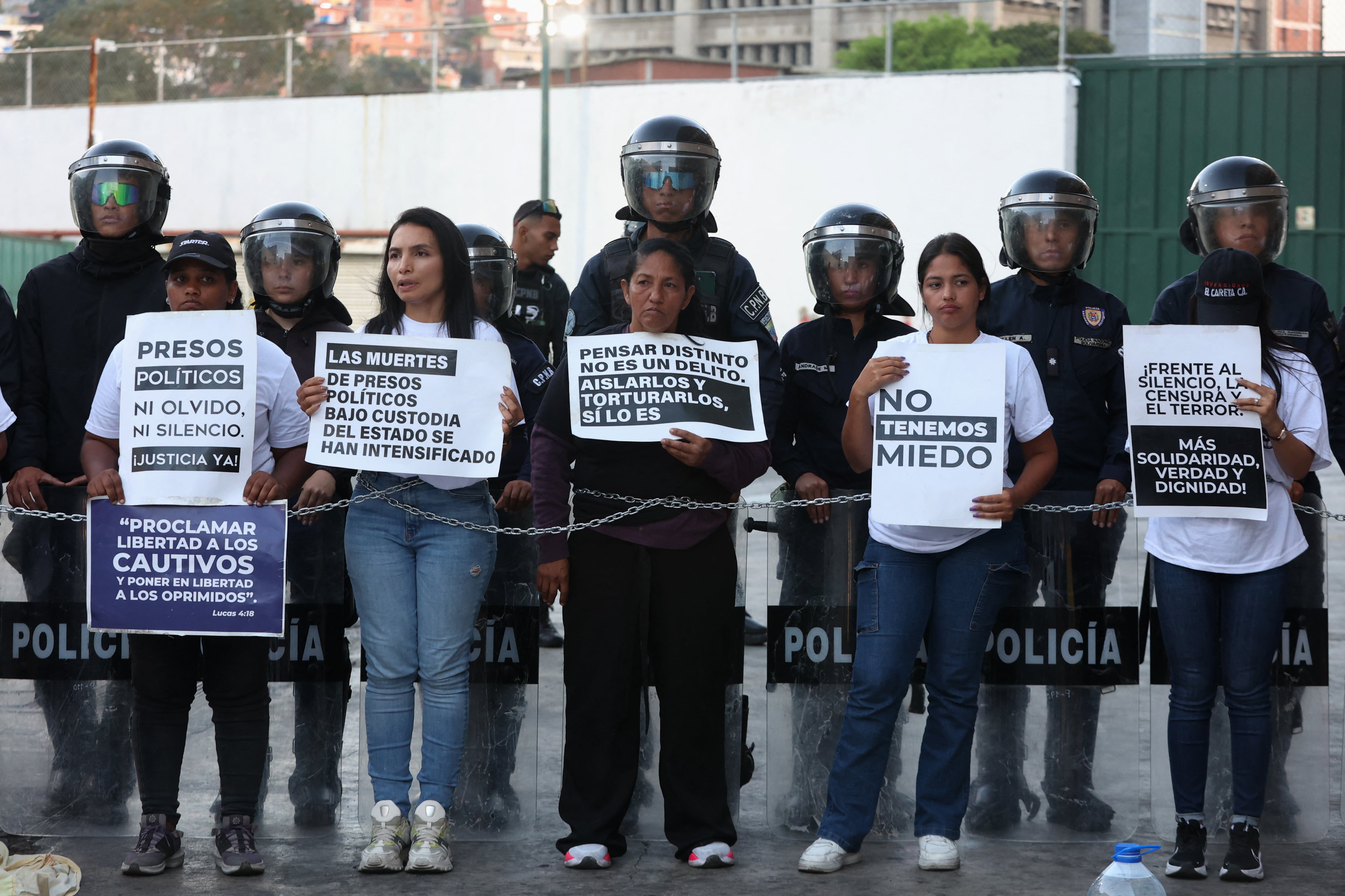 Familiares de presos políticos sostienen carteles mientras participan en una protesta frente a la cárcel Zona 7 de la Policía Nacional Bolivariana (PNB) en Caracas el 12 de febrero de 2026. La legislatura venezolana el 12 de febrero pospuso la adopción de un histórico proyecto de ley de amnistía que se espera conduzca a la liberación de cientos de presos políticos. (Foto de Pedro MATTEY / AFP)