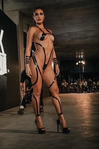 Karina Ramos presentó la sensual pasarela de Joel Álvarez con su Black Tape Project.