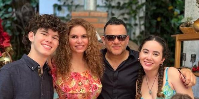 Arnoldo Castillo y su esposa Mariamalia Jacobo junto a sus hijos Felipe y María José.