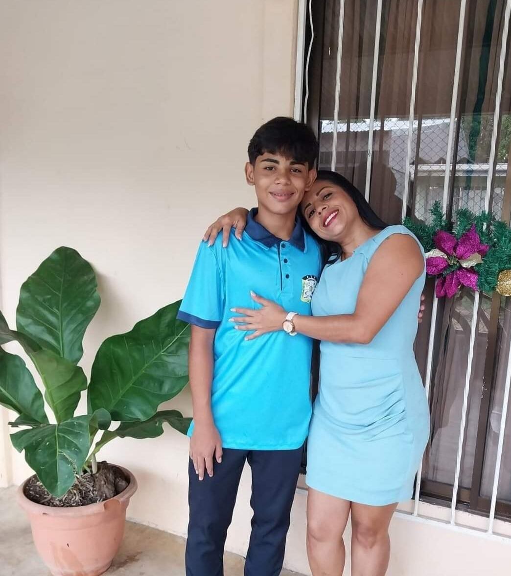 Anderson Omar Guido Fonseca, de 15 años junto a su mamá Karen Fonseca, la última foto juntos antes de que él muriera ahogado luego de graduarse. Foto: Cortesía Karen Fonseca para La Teja
