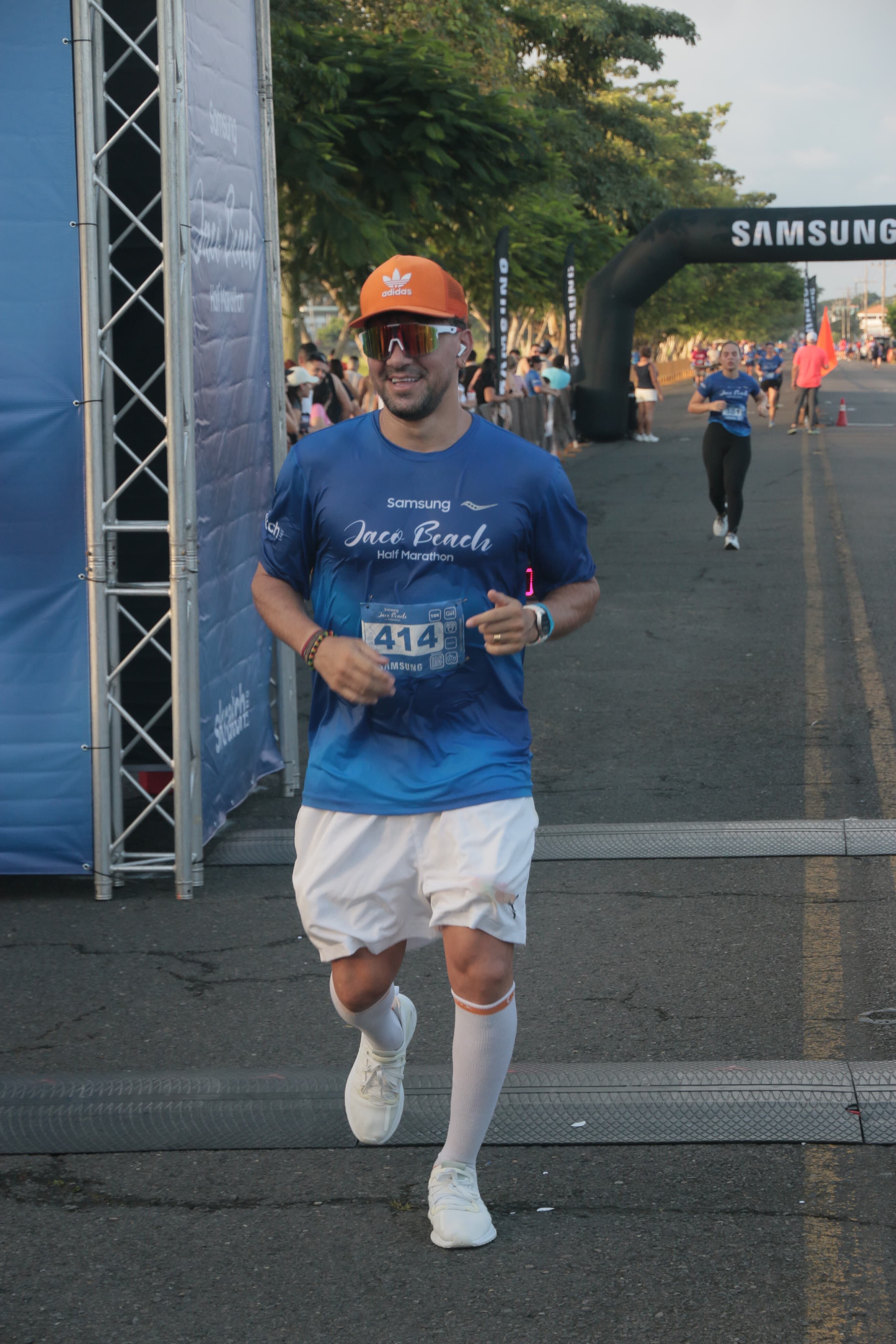 Christian Bolaños se sumó a la Media Maratón de Jacó.