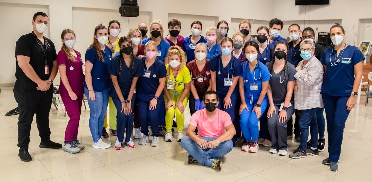 Buscando mejorar la salud de las familias en la ciudadela La Carpio en Pavas, un equipo de profesionales en salud atendió gratuitamente a los vecinos.
Esta semana el Hospital Metropolitano, MediSmart y Farmacias La Botica en alianza con International Service Learning (ISL), crearon un equipo de salud.