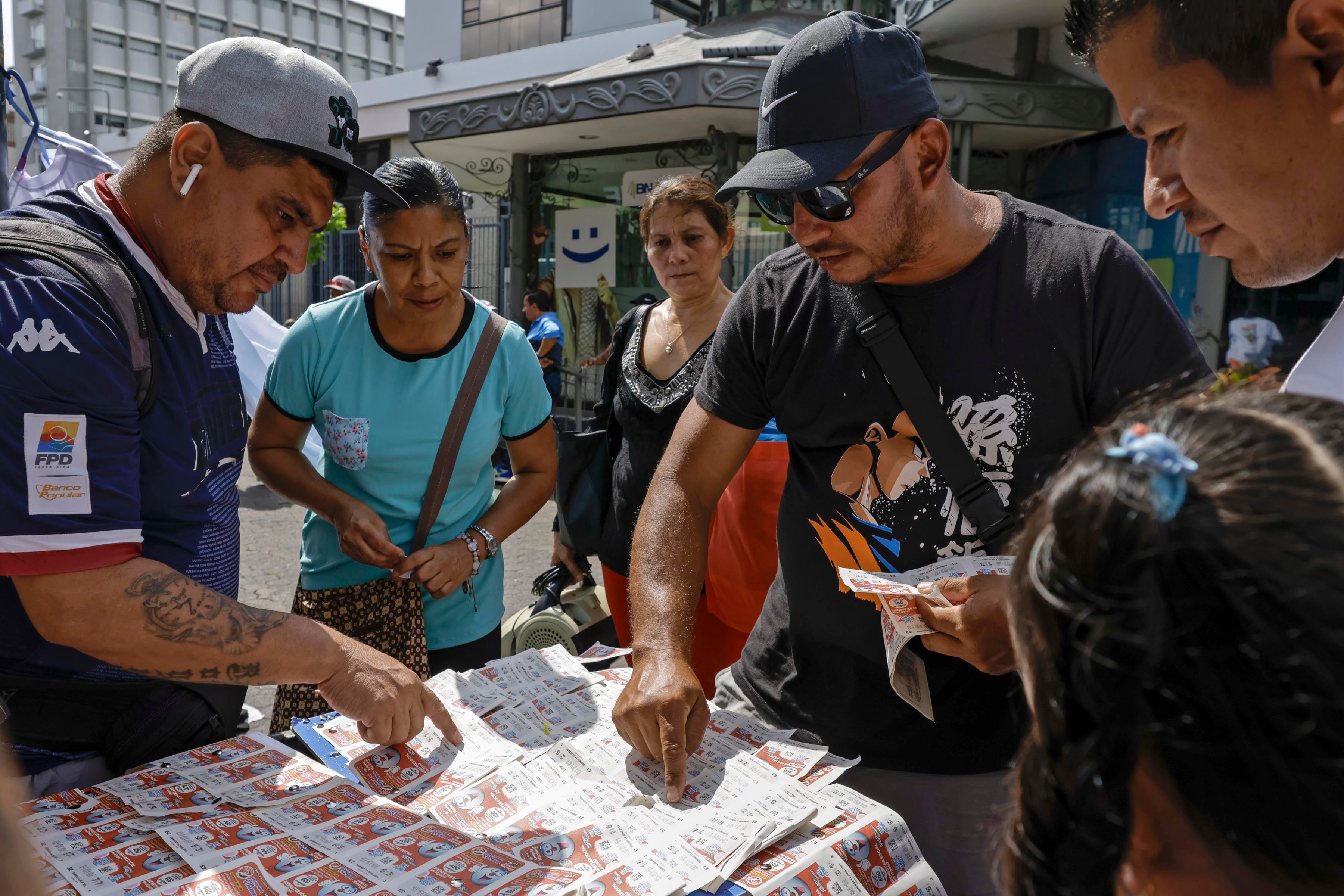 Recorrido por ventas de lotería en San José