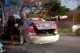 Choque entre carro y bus cobra la vida de una pareja en Guanacaste