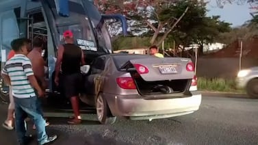 Choque entre carro y bus cobra la vida de una pareja en Guanacaste