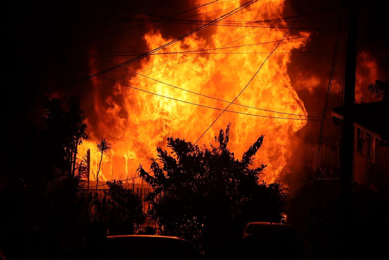 Incendio en barrio Cristal en Santa Eduviges, Goicoechea cobra la vida de un hombre, este miércoles 29 de octubre del 2025. Foto: Alonso Tenorio