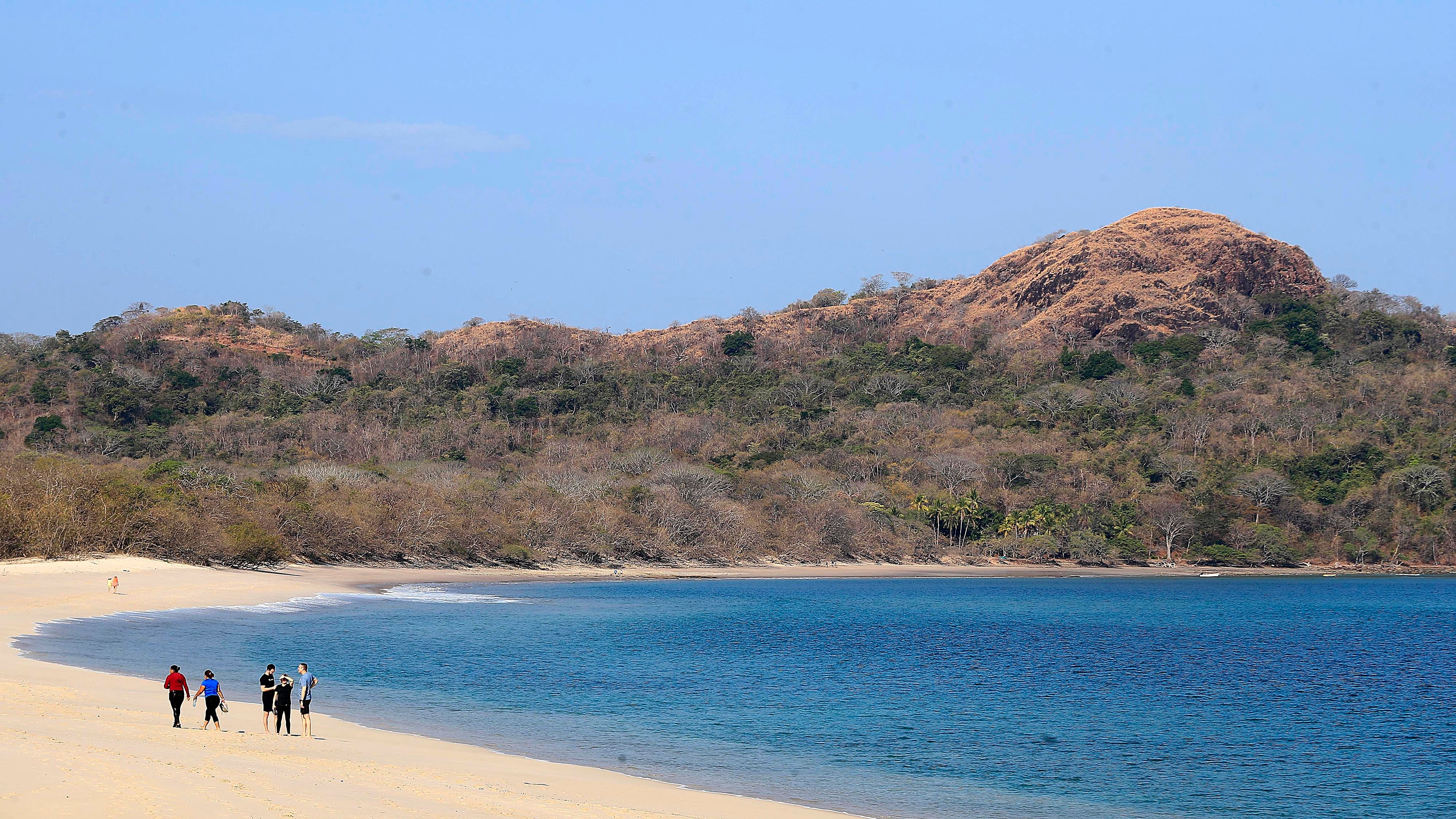 10/03/2024     Playa Conchal, Guanacaste. Arena, playa y sol... y los turistas que llegan a disfrutar de las buenas condiciones del clima, con cielo azul despejado, eso sí con mucho calor. Foto: Rafael Pacheco Granados
