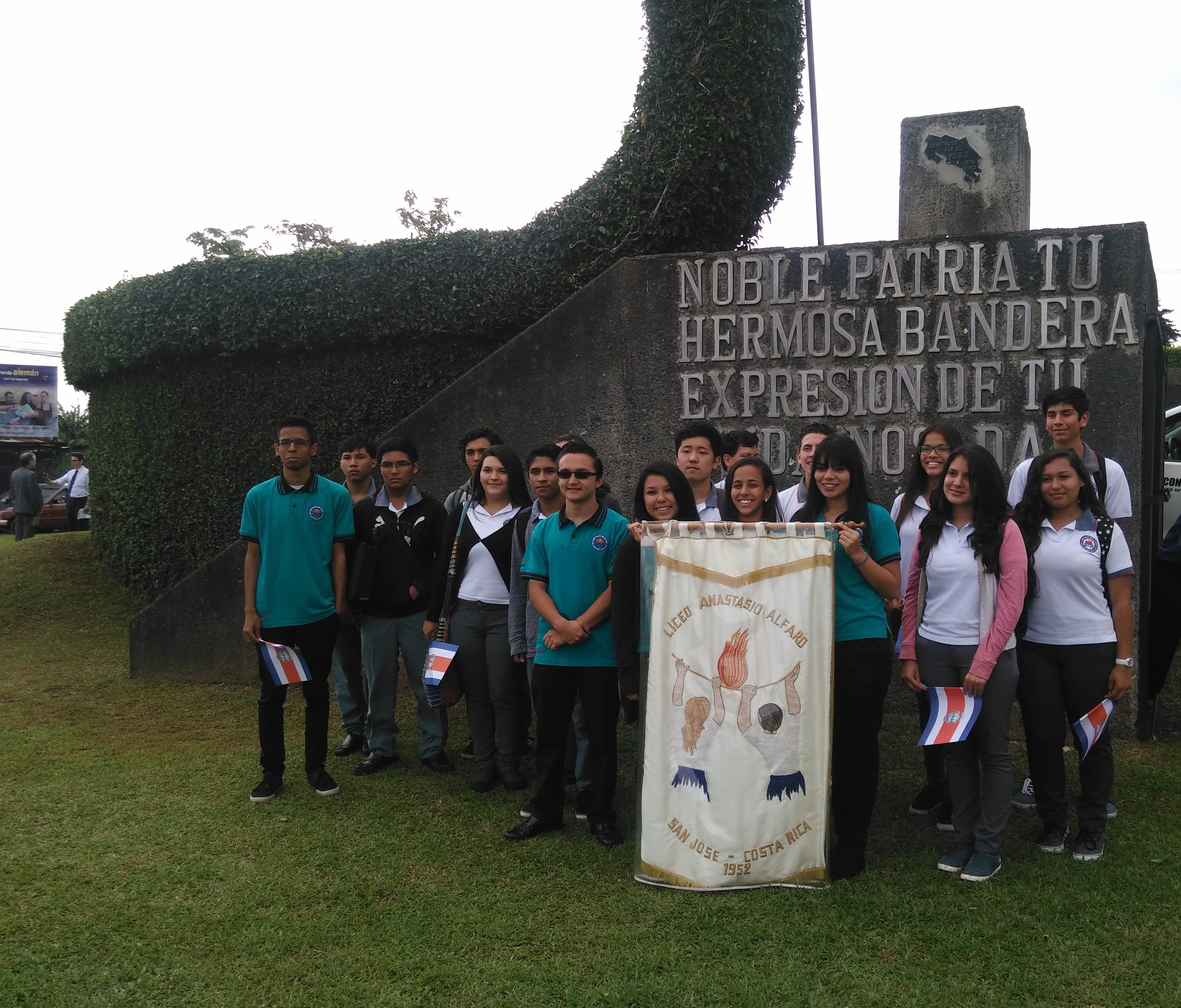 Antes de 1990 el colegio Anastasio Alfaro era el encargado de cuidar la bandera de la rotonda de La Bandera
