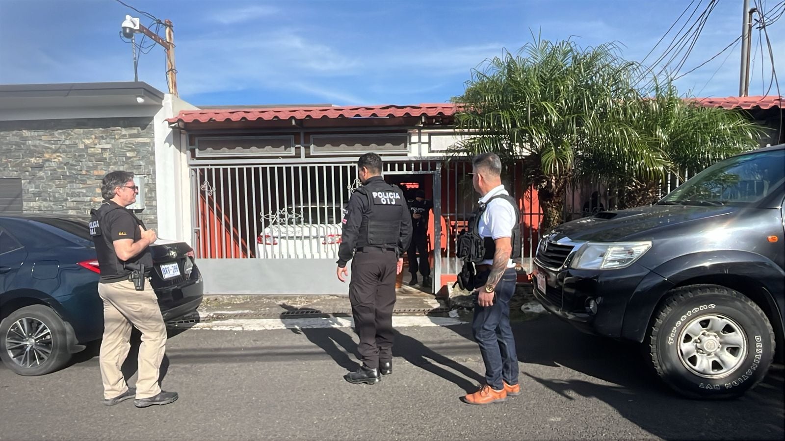 Un exfuncionario bancario de apellido Porras, de 22 años, es sospechoso de comprar un jacuzzi con fraudes millonarios, detenido en Desamparados de Alajuela, el jueves 7 de mayo del 2026. Foto: Alejandra Morales