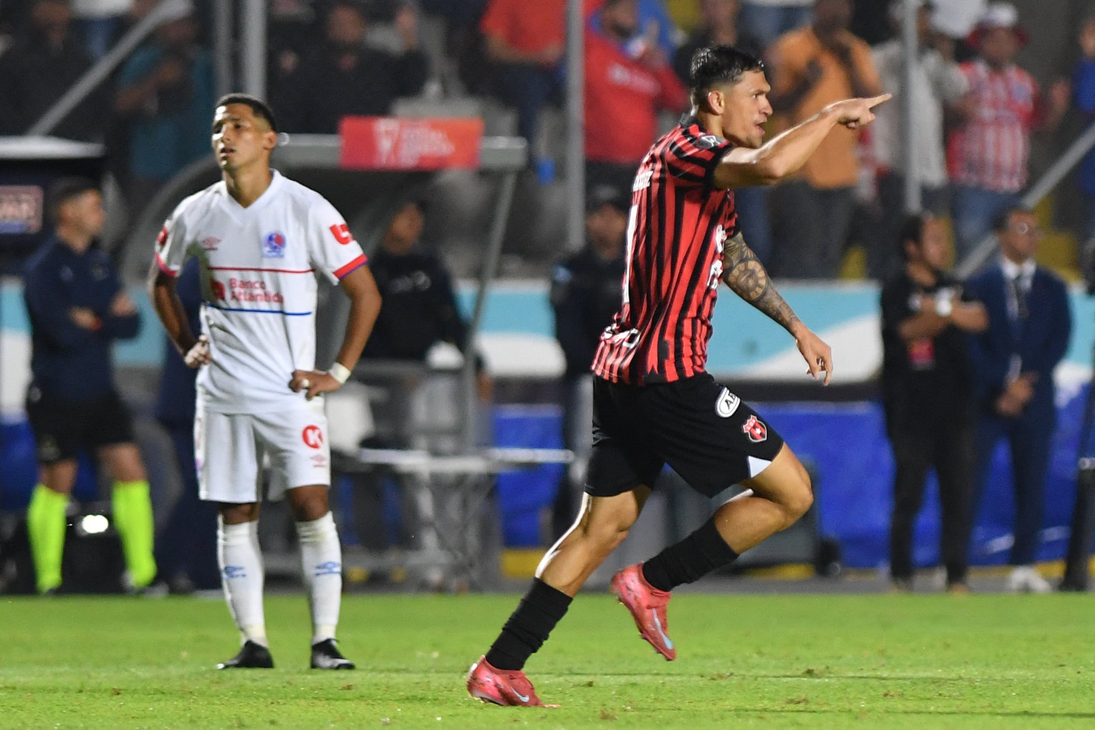 Alajuelense's forward #07 Anthony Hernandez celebrates scoring his team's first goal during the second leg of the CONCACAF Central American Cup semifinal football match between Honduras's Olimpia and Costa Rica's Alajuelense at the National Stadium Jose de la Paz Herrera in Tegucigalpa on October 30, 2025. (Photo by Orlando SIERRA / AFP)