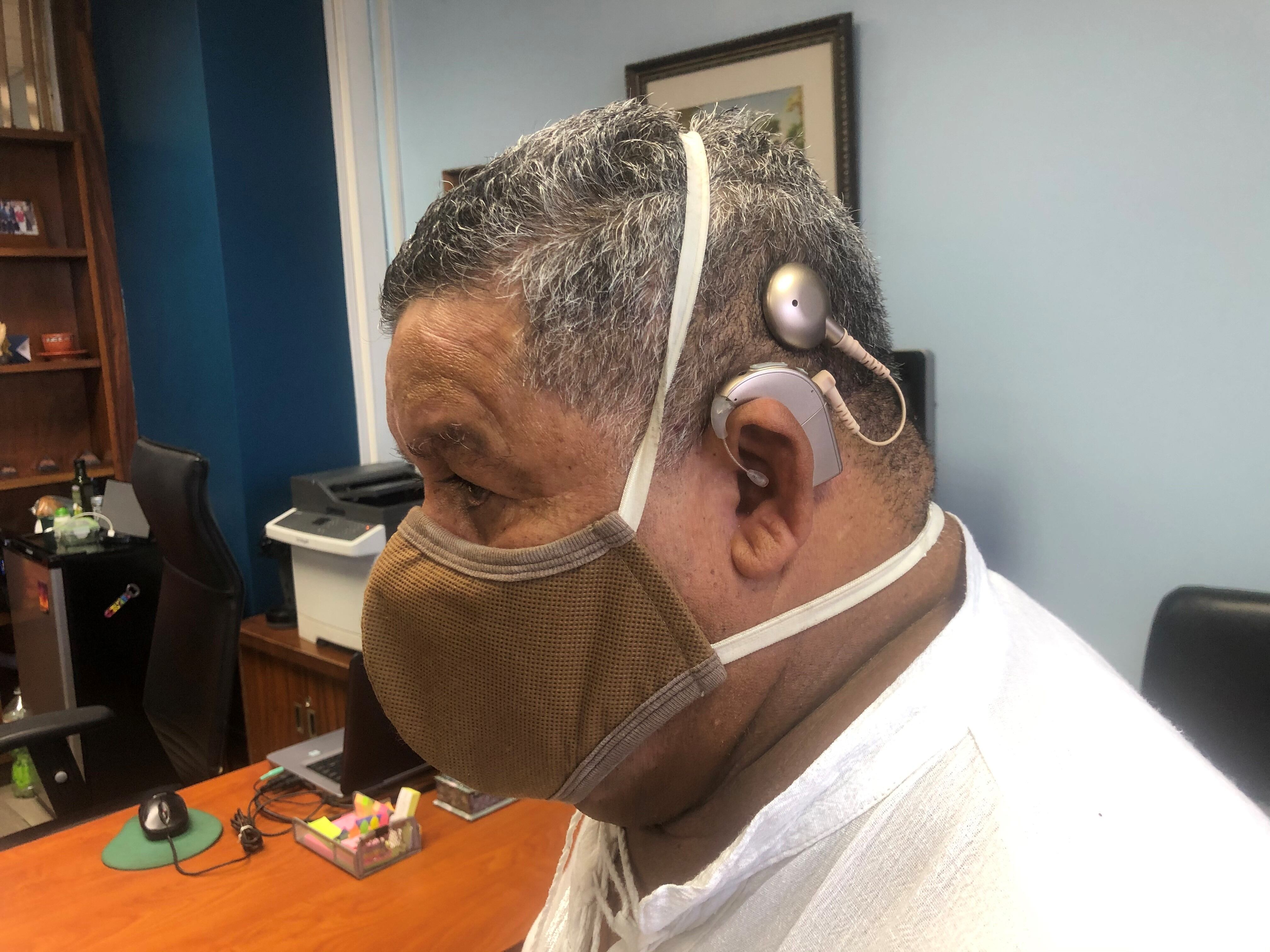 Después de un implante coclear en el Hospital México, don Labán Juárez de 62 años, vecino de Concepción de Tres Ríos, pudo escuchar por primera vez el llanto de su primer nieto quien tiene un año de edad