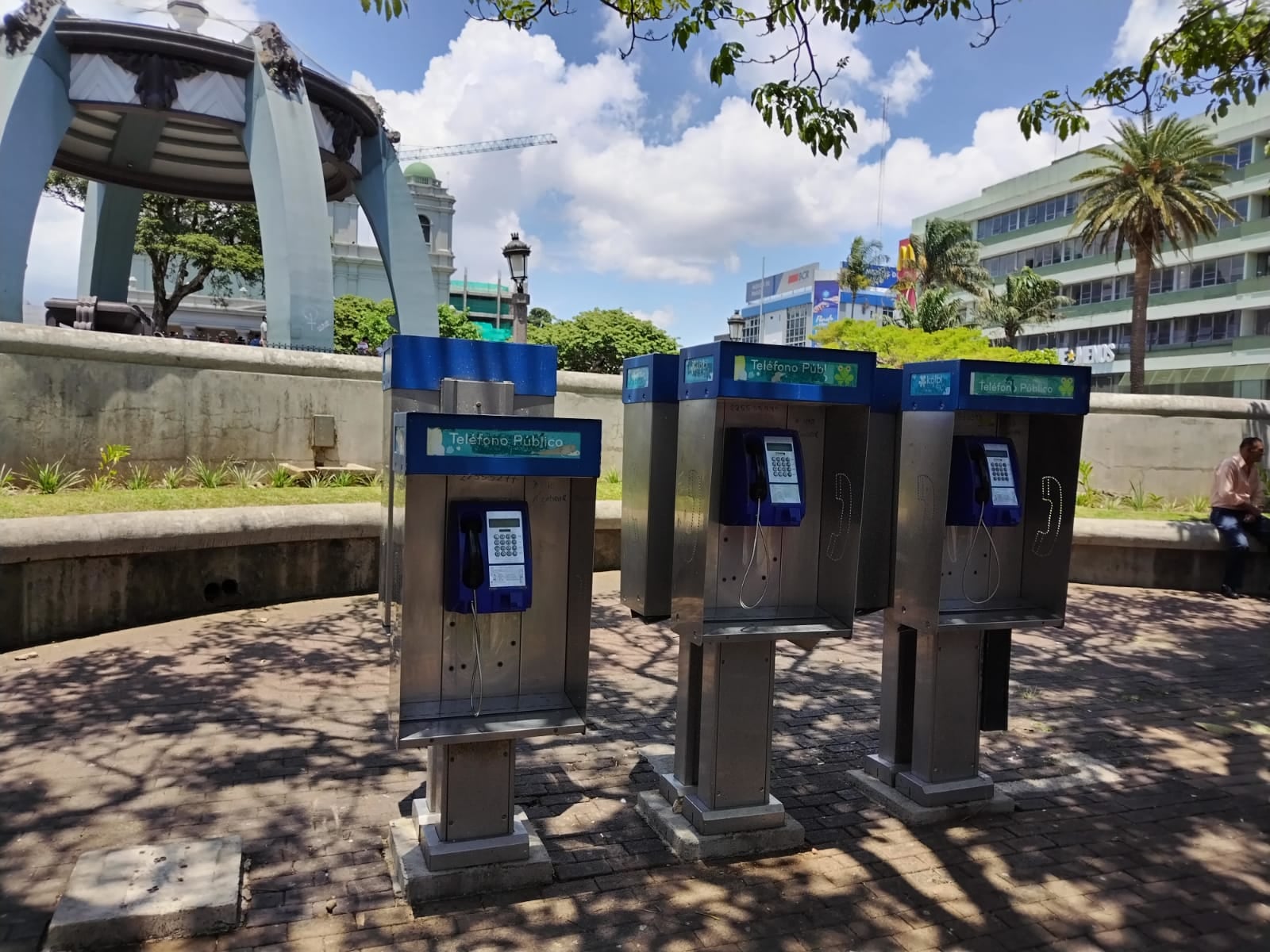 En el parque central de San José siguen firmes los teléfonos públicos