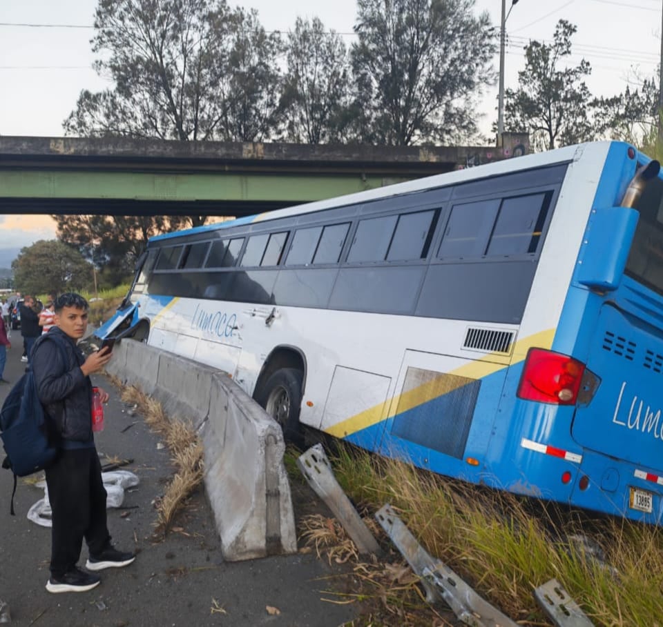 El reporte de Bomberos de Costa Rica ubica la emergencia a 600 metros al este del peaje de la autopista Florencio del Castillo, en sentido Cartago–San José, con alerta por personas prensadas.