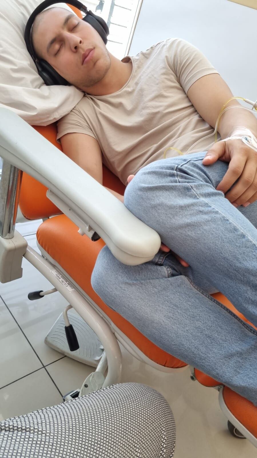 El joven de 30 años, Alonso Araya Montes de Oca, vecino de San José, está viviendo una gran guerra contra el cáncer y para seguir peleándola necesita que todos nos unamos y le ayudemos económicamente con un tratamiento muy efectivo