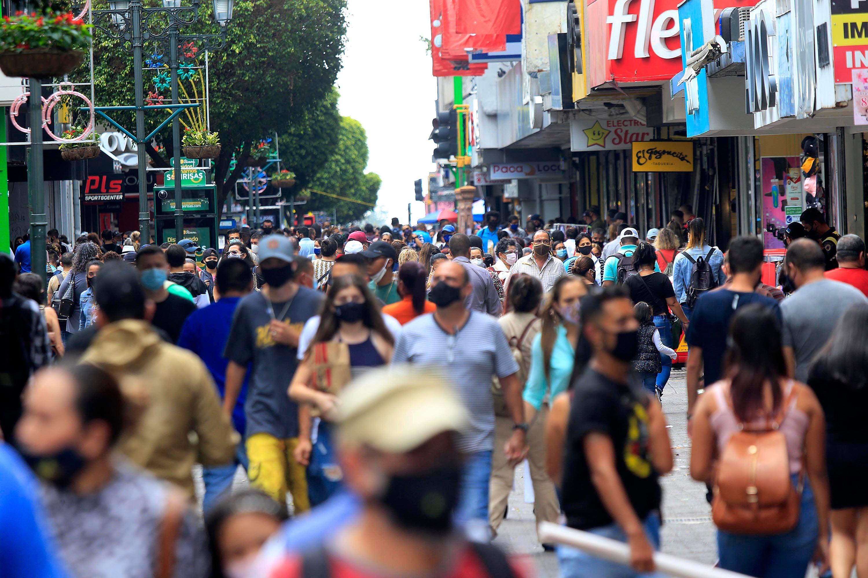 Vista de una multitud en la avenida central de San José, Costa Rica, con personas realizando compras y usando mascarillas, relacionado con el cálculo del aguinaldo 2024.