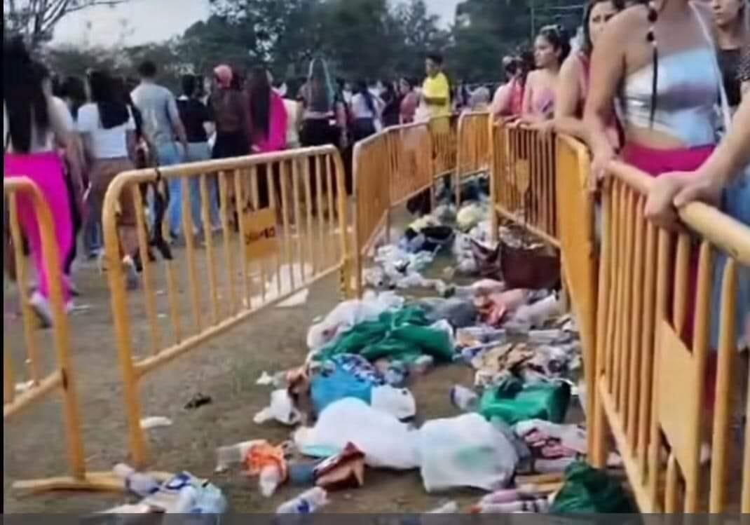 El concierto de Karol G dejó una gran cantidad de basura. Foto: Puriscaleños