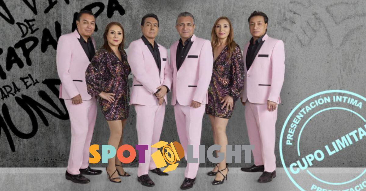 Imagen promocional del concierto de Los Ángeles Azules en Costa Rica.  Se ven seis de los integrantes del grupo, los hombres usan traje rosado y camisa negra y las mujeres vestido corto de tono oscuro.