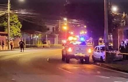 Dentro del carro celeste en la acera, quedó el cuerpo de uno de los dos baleados, el otro fue trasladado por la Cruz Roja al Hospital San Juan de Dios. Foto: Cortesía Noticias CR.