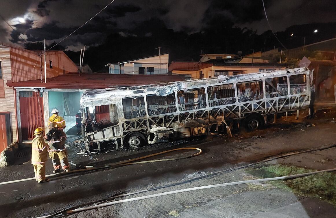 Bus sin frenos se incendió en Alajuelita y provocó daños en casa. Facebook Calle Cochea