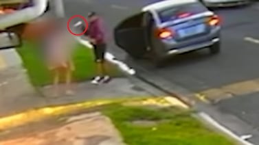 Video muestra el aterrador momento en que asaltante amenaza a mujer con cuchillo en parada de bus