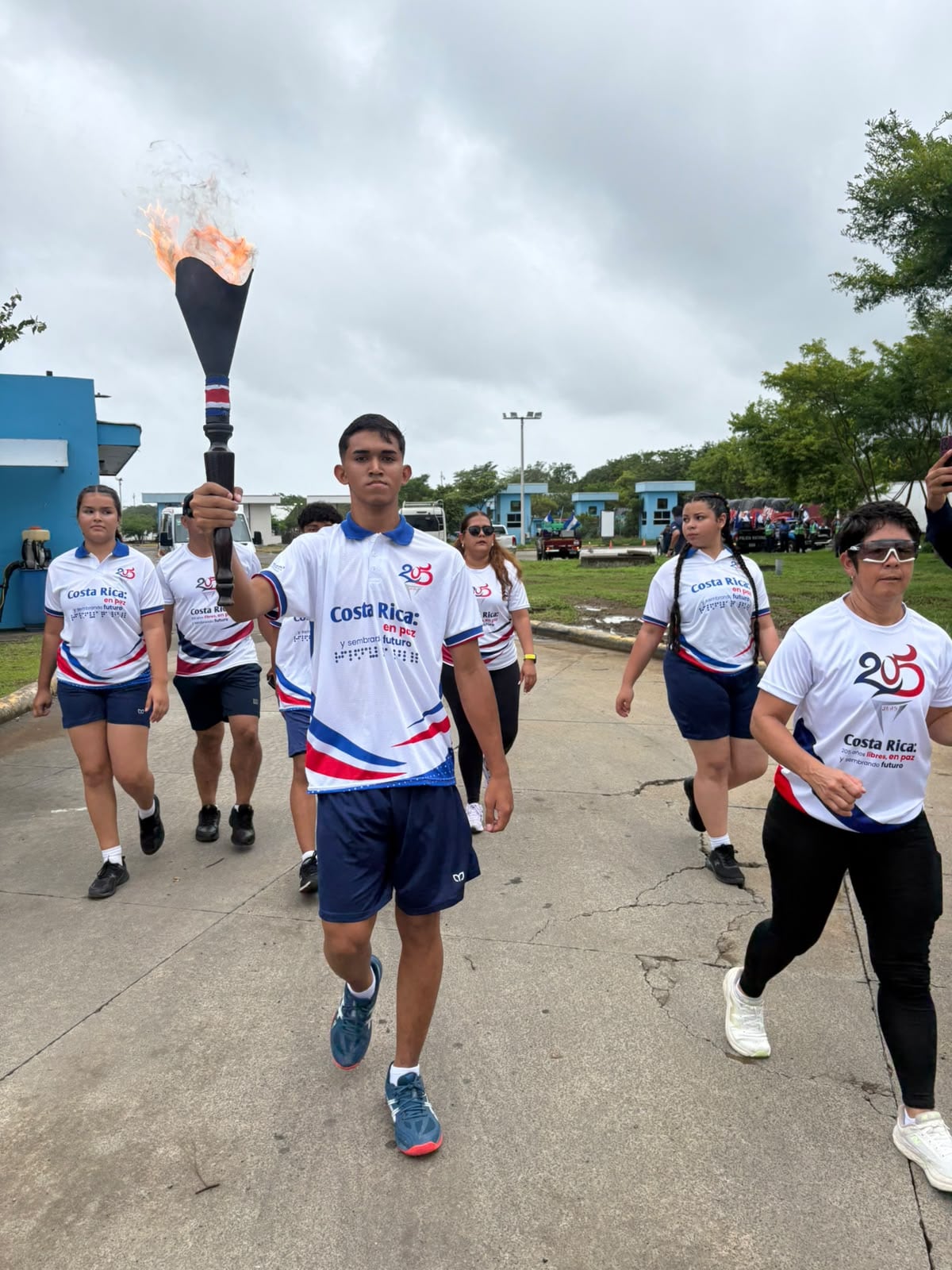 El 13 de setiembre del 2026, en La Cruz, Guanacaste, Costa Rica recibió la Antorcha de la Independencia de parte de Nicaragua. En la foto, el estudiante costarricense Danny Yoel Jarquín Rodríguez, del Colegio Técnico Profesional de Barrio Irvin, en La Cruz, Guanacaste.