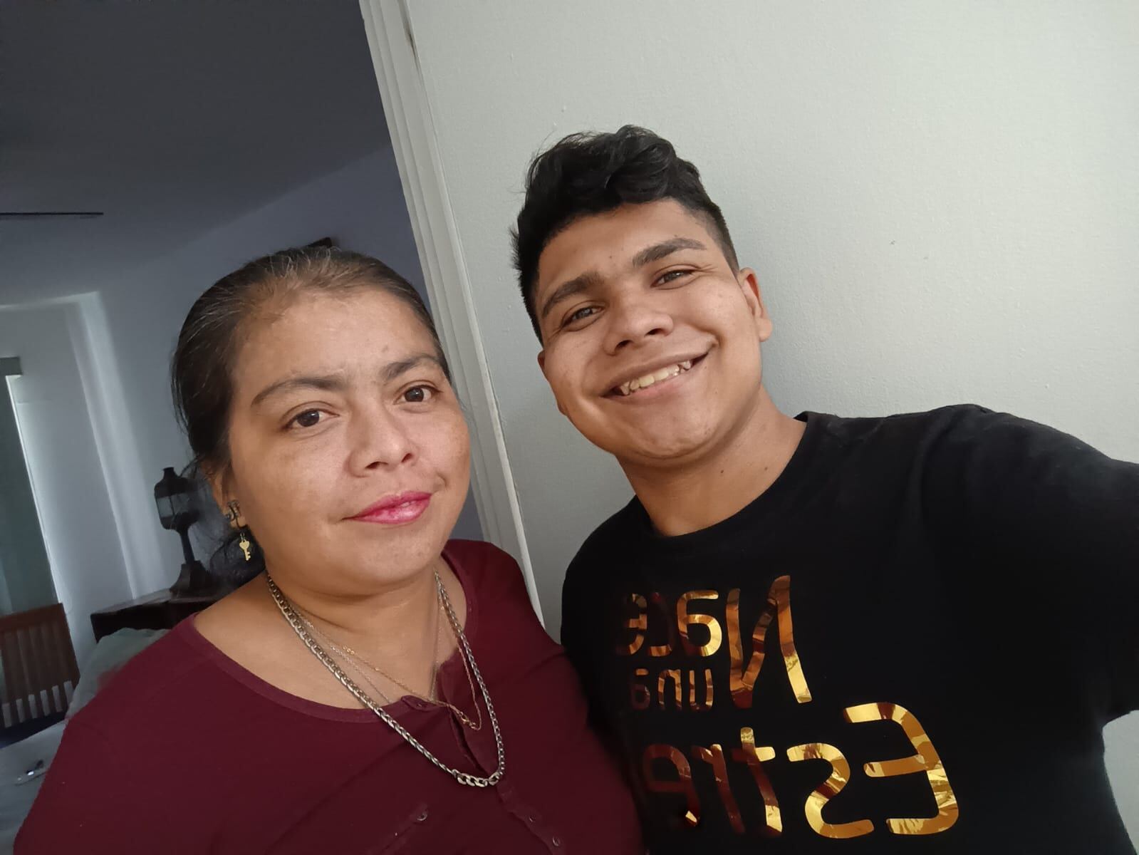 Yeris Lobo está muy feliz de estar junto a su mamá Eunice Quirós.