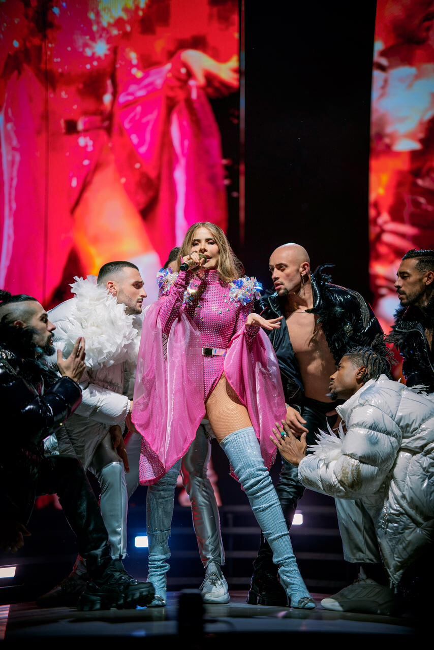 Michael Rubí y el bailarín Alek T. Palinski en el concierto de Gloria Trevi