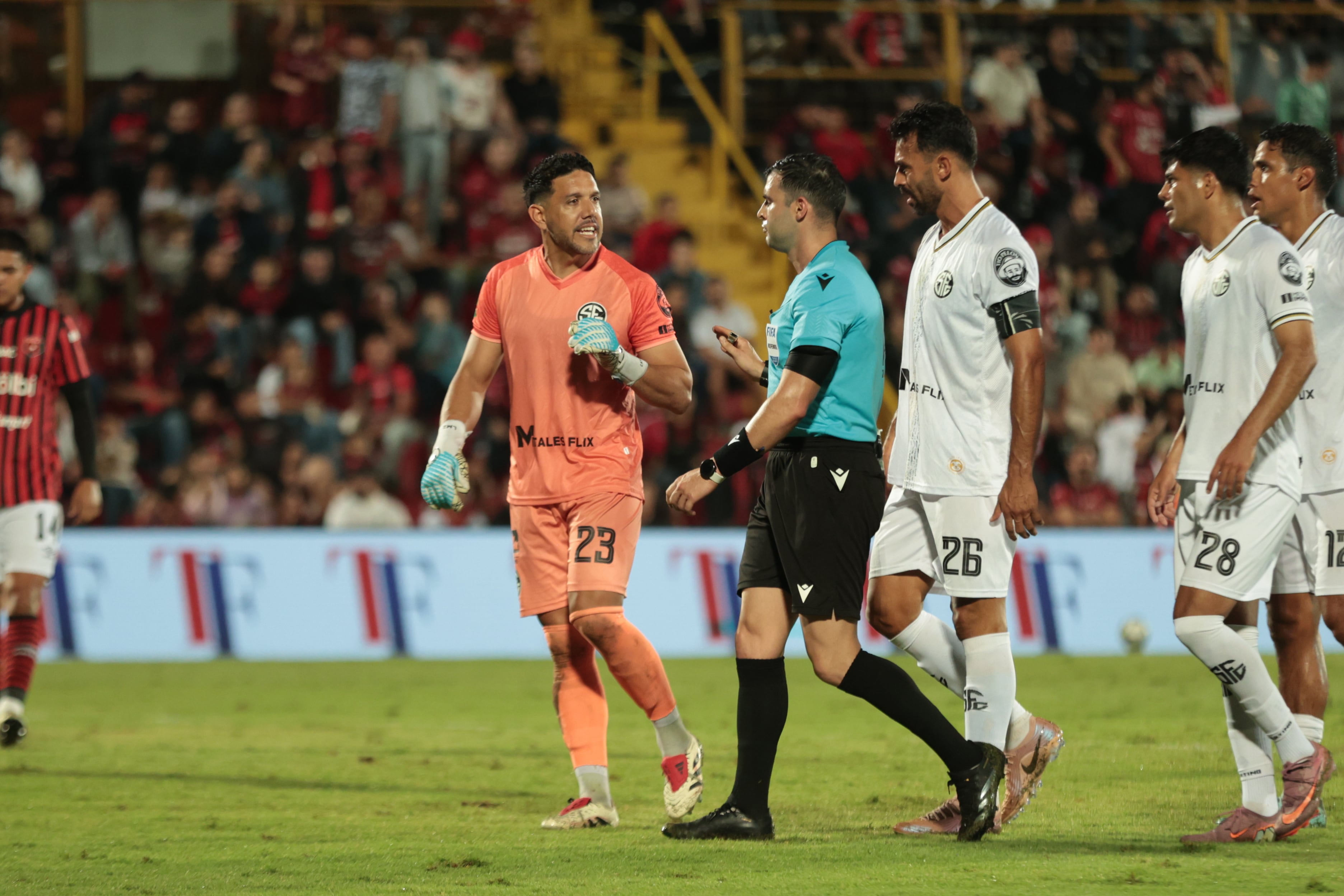 15/02/2025/ Juego entre Liga Deportiva Alajuelense vs Sporting FC en el estadio Alejandro Morera Soto / foto John Durán