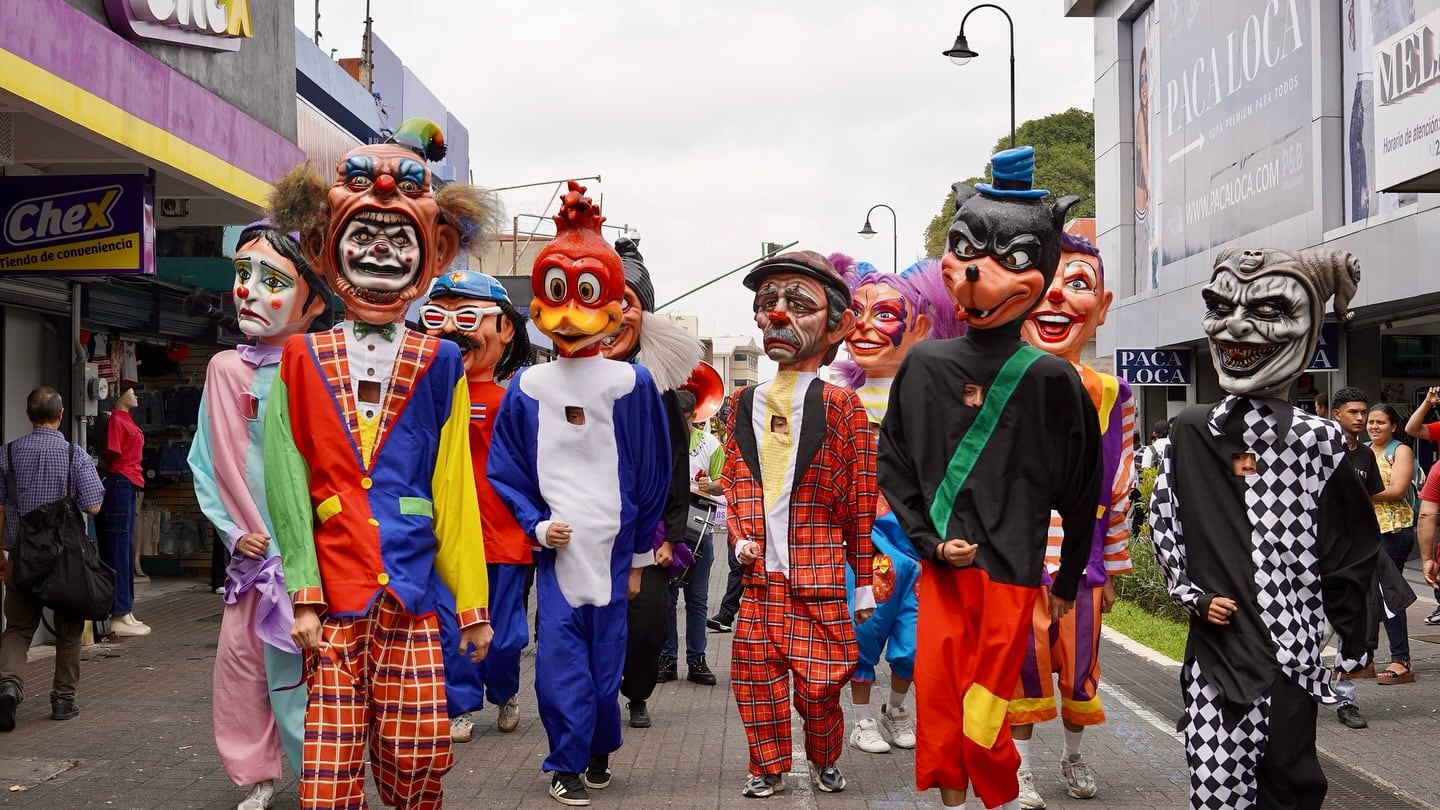 II Festival de Cimarronas y Mascaradas “Nuestros Espantos”. El domingo 26 de octubre la Avenida 4 y la Plazoleta de La Soledad se llenan de alegría, música y esas figuras tan nuestras que nos hacen reír y recordar nuestras raíces