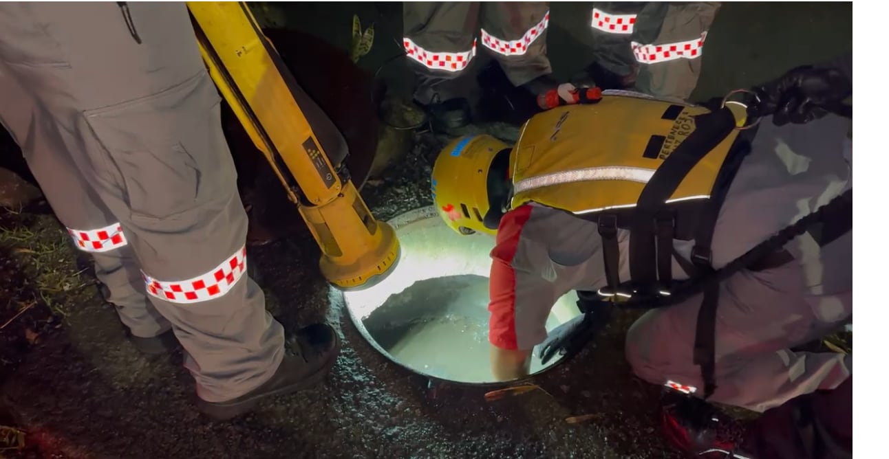 Búsqueda de niño que fue arrastrado por alcantarilla