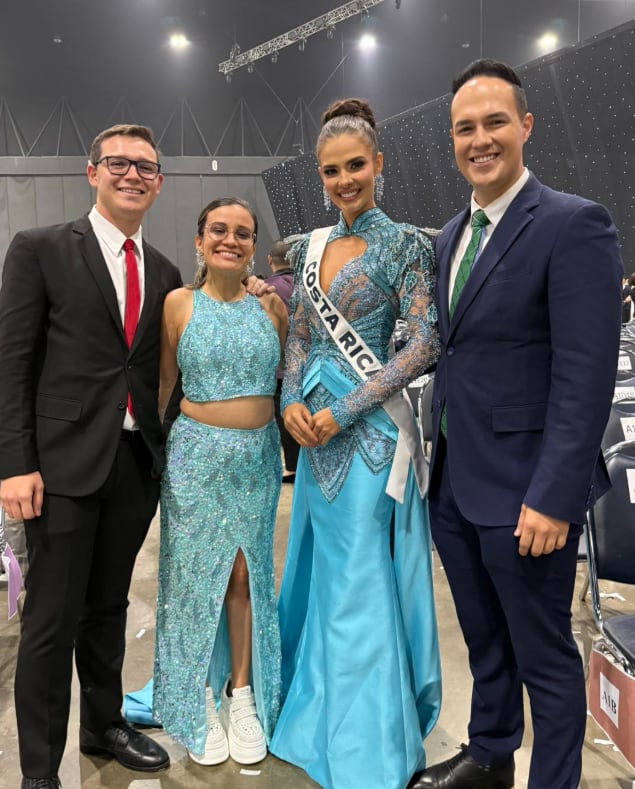 Rafa Pérez y su novia Mahyla Roth en el Miss Universo 2025 en Tailandia.
