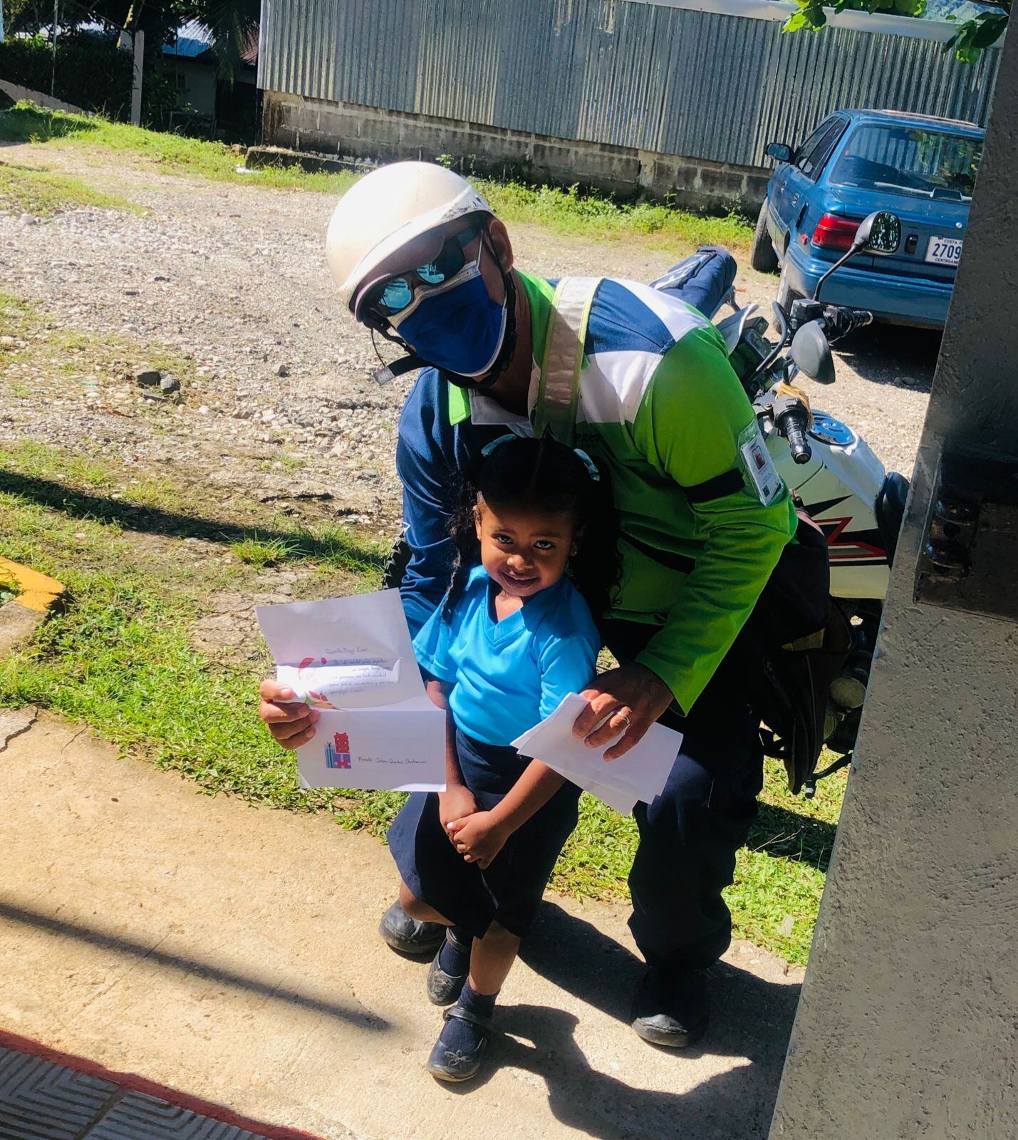 Treinta y cinco niños del Centro de Educación y Nutrición de Golfito (CEN-Golfito), cargados de ilusión y amor le hicieron una bella carta al Niñito Jesús y a Santa, con el fin de recibir regalitos esta Navidad. En la foto la niña Daluna Quintero