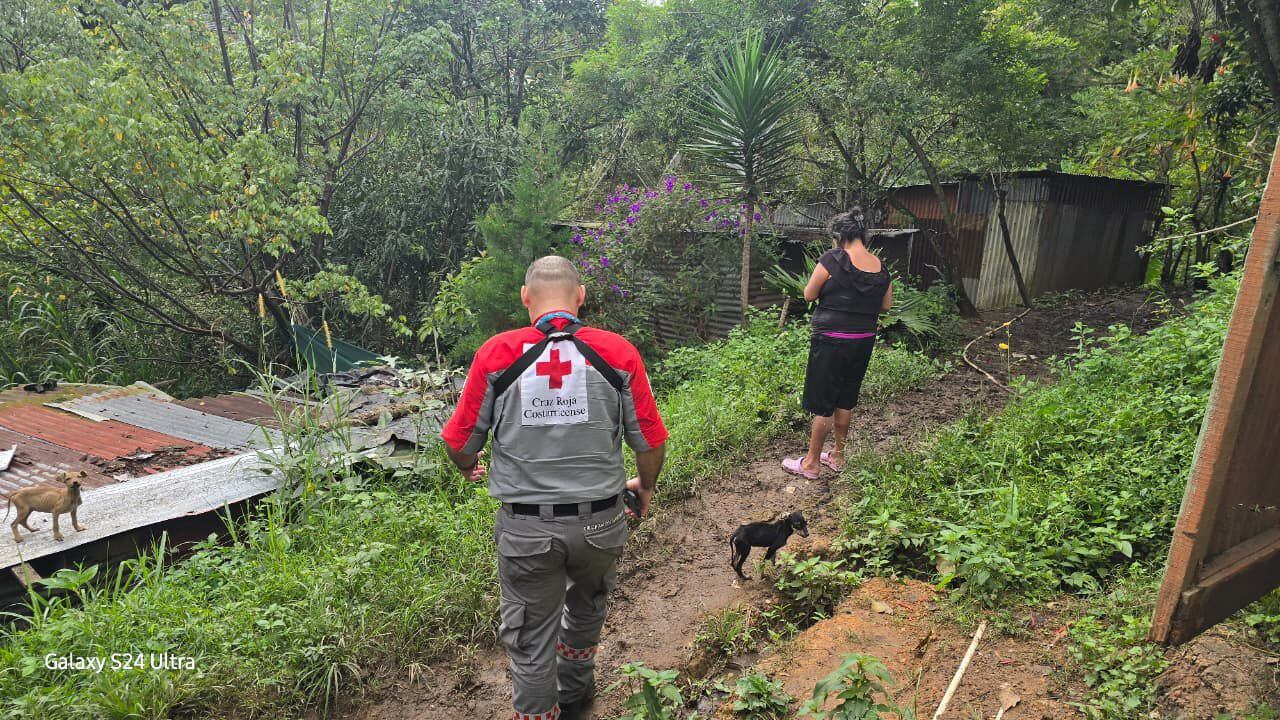 Un deslizamiento afectó una casa en Los Guido