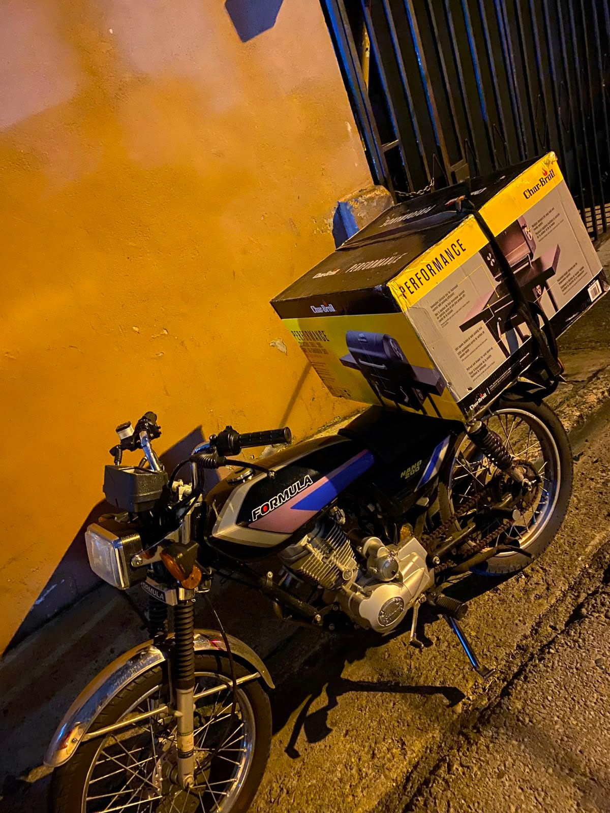 El emprendedor Derek Sánchez pasó de llevar la parrilla que se ganó en “Guerra de Hamburguesas” amarrada a su moto a abrir un nuevo local, luego de que el primero le quedara pequeño por la cantidad de clientes.